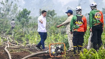 Prabowo Tinjau Lokasi Kebakaran Hutan dan Lahan di Pontianak