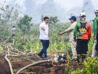 Prabowo Tinjau Lokasi Kebakaran Hutan dan Lahan di Pontianak