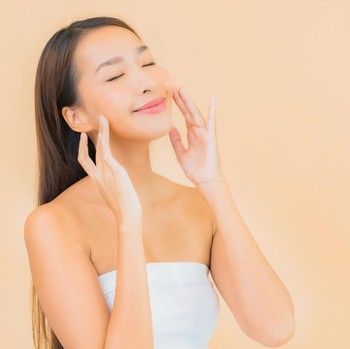 5 Rahasia Kulit Glowing yang Sering Dilakukan Perempuan Mapan dalam Rutinitas Harian