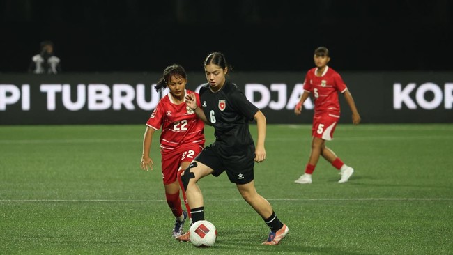 Pemain Garuda Pertiwi Alya Dva menjaga Leen Anzour dari Yordania.