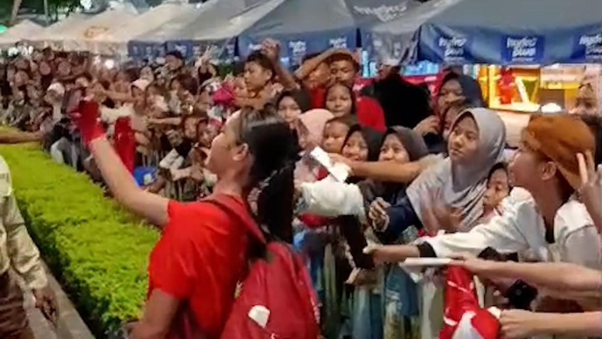 Momen Jazlyn Kayla Sapa Penggemar Usai Antar Garuda Pertiwi ke Final