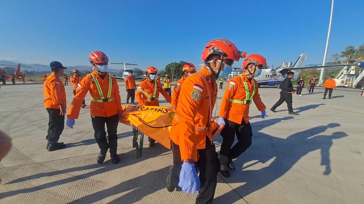 Tim SAR Evakuasi Relawan Gempa NTT yang Gugur saat Bawa Bantuan
