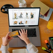 4 Trik Mengatasi Bingung Pilih Barang saat Belanja Online, Nggak Perlu Galau Lagi!
