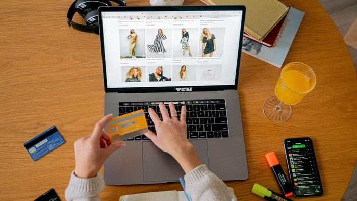 4 Trik Mengatasi Bingung Pilih Barang saat Belanja Online, Nggak Perlu Galau Lagi!