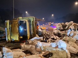 Truk Rongsokan dan Kontainer Tabrakan di Tol Cipularang