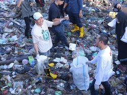 Ratu Dewa Aksi Bersih Sungai Musi, Dapati Sampah Plastik-Pakaian Dalam