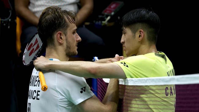 Badminton - BWF World Championships - Indira Gandhi Indoor Stadium, New Delhi, India - August 22, 2026 France's Alex Lanier shakes hands with Canada's Victor Lai after winning his semi final match. REUTERS/Bhawika Chhabra
