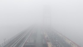 Foto udara Jembatan Ampera Palembang yang tertutup kabut asap saat pelaksanaan hari bebas kendaraan bermotor (HBKB) di Kota Palembang, Sumatera Selatan, Minggu (23/8/2026). Berdasarkan citra satelit Himawari-9 yang dipantau BMKG pada Minggu (23/8) pu
