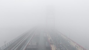 Foto udara Jembatan Ampera Palembang yang tertutup kabut asap saat pelaksanaan hari bebas kendaraan bermotor (HBKB) di Kota Palembang, Sumatera Selatan, Minggu (23/8/2026). Berdasarkan citra satelit Himawari-9 yang dipantau BMKG pada Minggu (23/8) pu