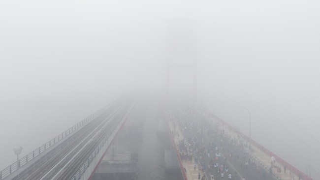 Foto udara Jembatan Ampera Palembang yang tertutup kabut asap saat pelaksanaan hari bebas kendaraan bermotor (HBKB) di Kota Palembang, Sumatera Selatan, Minggu (23/8/2026). Berdasarkan citra satelit Himawari-9 yang dipantau BMKG pada Minggu (23/8) pu