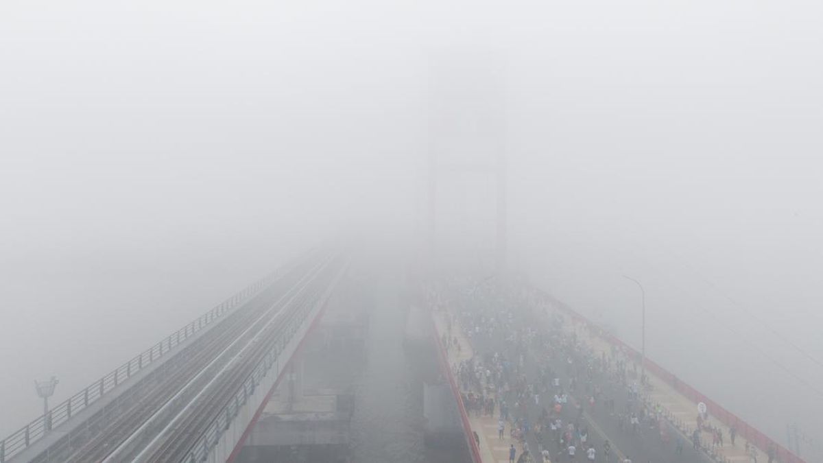 FOTO: Asap Karhutla Selimuti Palembang