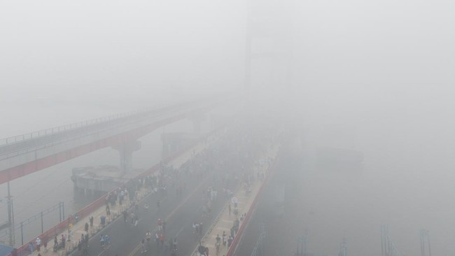 Foto udara Jembatan Ampera Palembang yang tertutup kabut asap saat pelaksanaan hari bebas kendaraan bermotor (HBKB) di Kota Palembang, Sumatera Selatan, Minggu (23/8/2026). Berdasarkan citra satelit Himawari-9 yang dipantau BMKG pada Minggu (23/8) pu