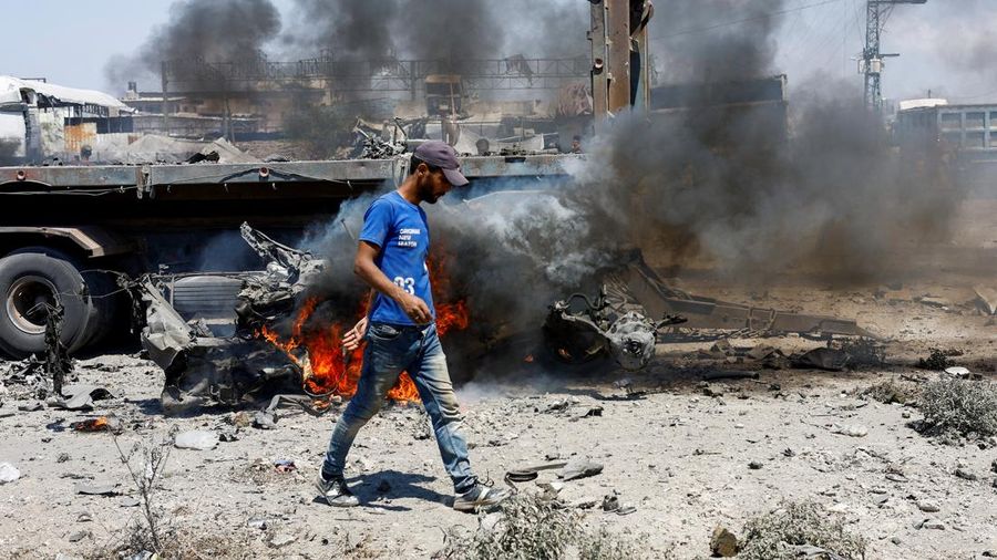 Dampak serangan Israel di Al-Zawayda, Jalur Gaza bagian tengah, Minggu (23/8/2026). (REUTERS/Mahmoud Issa)