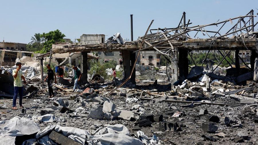 Dampak serangan Israel di Al-Zawayda, Jalur Gaza bagian tengah, Minggu (23/8/2026). (REUTERS/Mahmoud Issa)