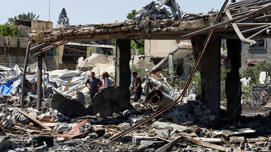 Dampak serangan Israel di Al-Zawayda, Jalur Gaza bagian tengah, Minggu (23/8/2026). (REUTERS/Mahmoud Issa)