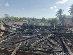 Kebakaran Hebat di Desa Adat Sade Lombok, 129 Rumah Suku Sasak Ludes