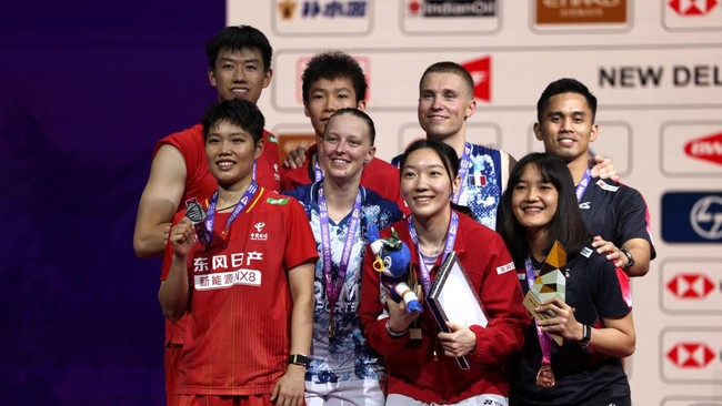 Badminton - BWF World Championships - Indira Gandhi Indoor Stadium, New Delhi, India - August 23, 2026 France's Thom Gicquel and Delphine Delrue pose with their gold medals alongside China's Feng Yan Zhe and Huang Dong Ping with their silver medals, 