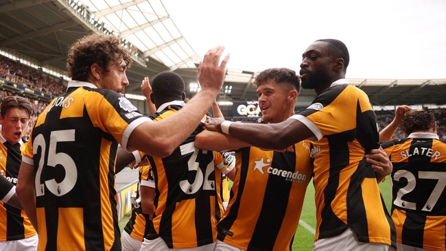 Soccer Football - Premier League - Hull City v Manchester United - MKM Stadium, Hull, Britain - August 22, 2026 Hull City's Semi Ajayi celebrates scoring their first goal with Matt Crooks and Ryan Giles Action Images via Reuters/Lee Smith EDITORIAL U