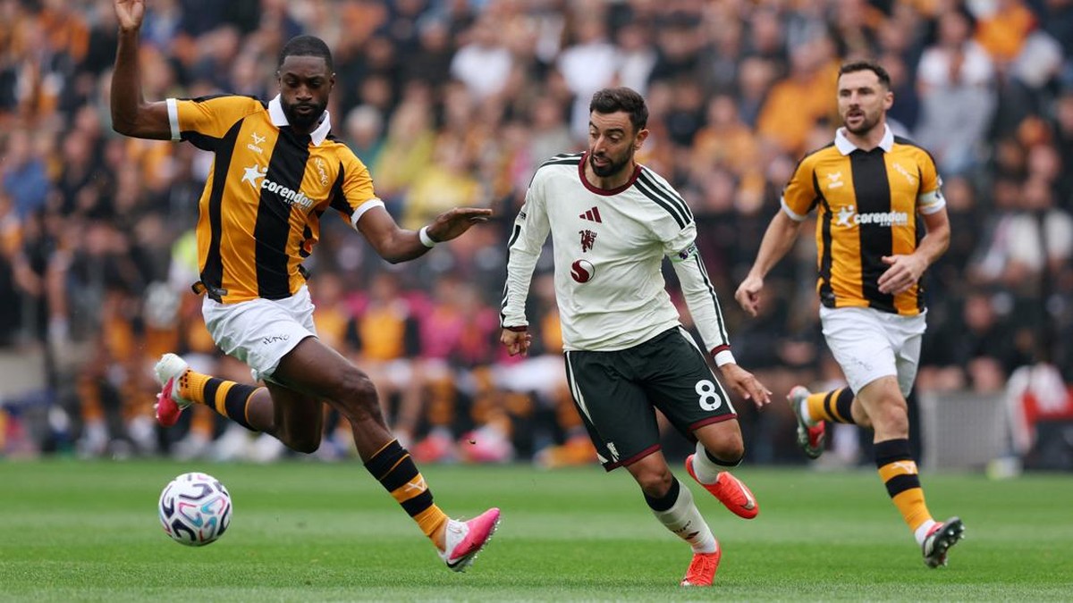 Soccer Football - Premier League - Hull City v Manchester United - MKM Stadium, Hull, Britain - August 22, 2026 Hull City's Semi Ajayi in action with Manchester United's Bruno Fernandes REUTERS/Scott Heppell EDITORIAL USE ONLY. NO USE WITH UNAUTHORIZ