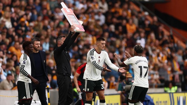 Soccer Football - Premier League - Hull City v Manchester United - MKM Stadium, Hull, Britain - August 22, 2026 Manchester United's Benjamin Sesko and Kobbie Mainoo come on as a substitutes to replace Andrey Santos and Youri Tielemans Action Images v