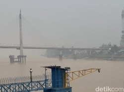 Jalur Sungai Batanghari-Jembatan Arasy Jambi Diselimuti Kabut Asap Karhutla