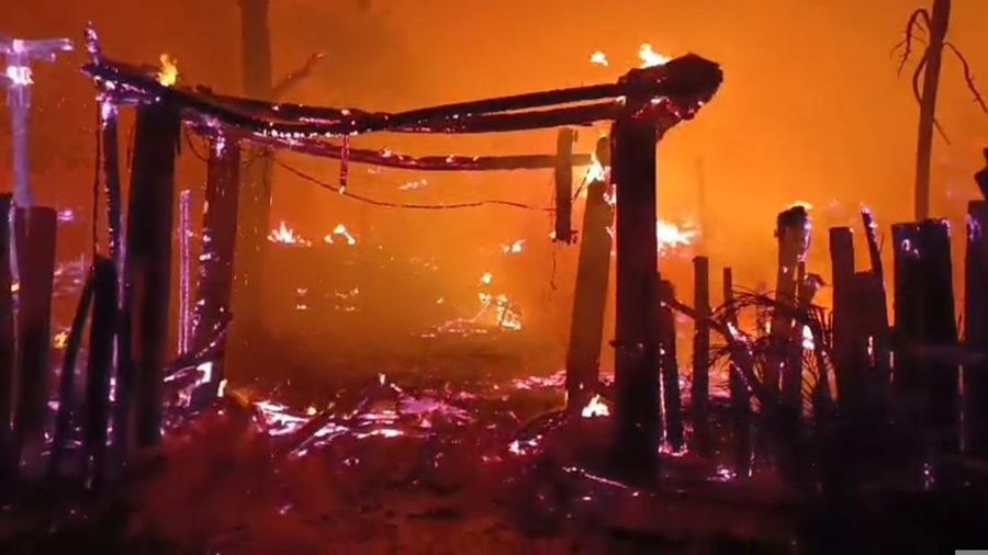 Kebakaran besar di Kampung Desa Adat Sade, Desa Rembitan, Kecamatan Pujut, Lombok Tengah, Sabtu (22/8/2026) malam. (Dok. Istimewa)