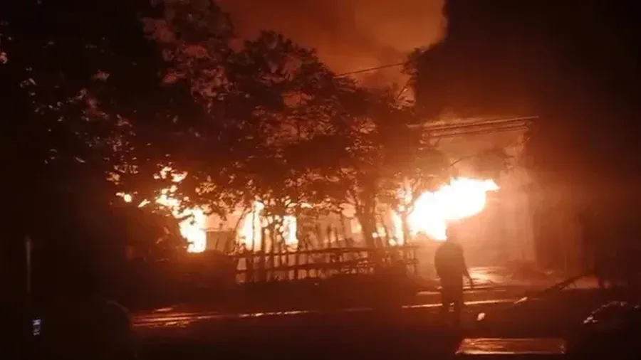 Kebakaran besar di Kampung Desa Adat Sade, Desa Rembitan, Kecamatan Pujut, Lombok Tengah, Sabtu (22/8/2026) malam. (Dok. Istimewa)