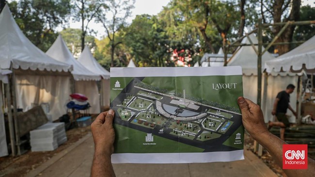 Sejumlah pekerja menata persiapan Pameran Flora dan Fauna (Flona) 2026 di Lapangan Banteng, Jakarta, Minggu (23/8). (CNN Indonesia/Febria Adha L)