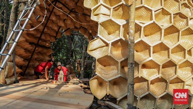 Sejumlah pekerja menata persiapan Pameran Flora dan Fauna (Flona) 2026 di Lapangan Banteng, Jakarta, Minggu (23/8). (CNN Indonesia/Febria Adha L)