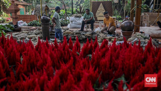 Sejumlah pekerja menata persiapan Pameran Flora dan Fauna (Flona) 2026 di Lapangan Banteng, Jakarta, Minggu (23/8). (CNN Indonesia/Febria Adha L)