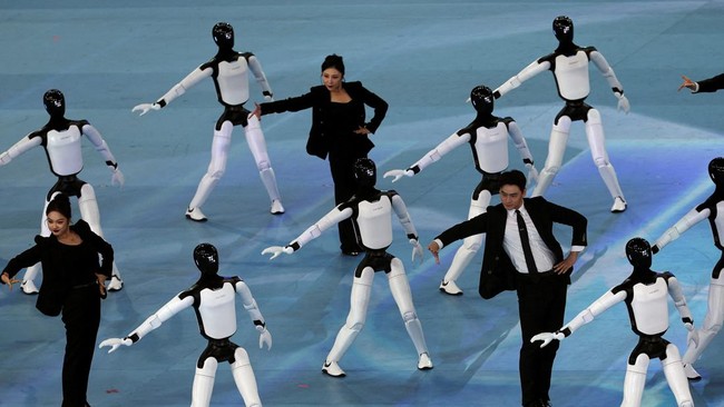 Dancers perform alongside AGIBOT humanoid robots during the opening ceremony for the second World Humanoid Robot Games at the National Speed Skating Oval in Beijing, China August 22, 2026. REUTERS/Florence Lo