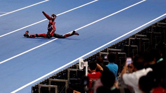 A humanoid robot falls during a 100m large-sized group preliminary race, following the opening ceremony of the 2026 World Humanoid Robot Games, at the National Speed Skating Oval, in Beijing, China August 22, 2026. REUTERS/Tingshu Wang