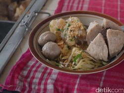 Menyesap Gurihnya Mi Kocok Legendaris Ibu Eni di Limbangan Garut