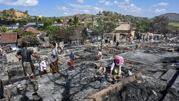 Warga mengais puing sisa barang-barang mereka yang terbakar di Desa Adat Sade, Rembitan, Kecamatan Pujut, Praya, Lombok Tengah, NTB, Minggu (23/8/2026). Kebakaran yang terjadi sekitar pukul 20.00 Wita Minggu (22/8) menghanguskan 120 bangunan di Desa