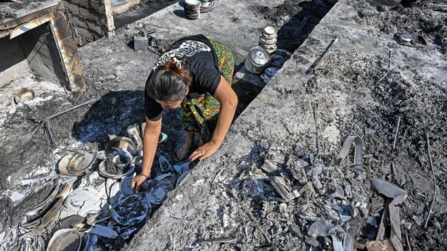Warga mengais puing sisa barang-barang mereka yang terbakar di Desa Adat Sade, Rembitan, Kecamatan Pujut, Praya, Lombok Tengah, NTB, Minggu (23/8/2026). Kebakaran yang terjadi sekitar pukul 20.00 Wita Minggu (22/8) menghanguskan 120 bangunan di Desa