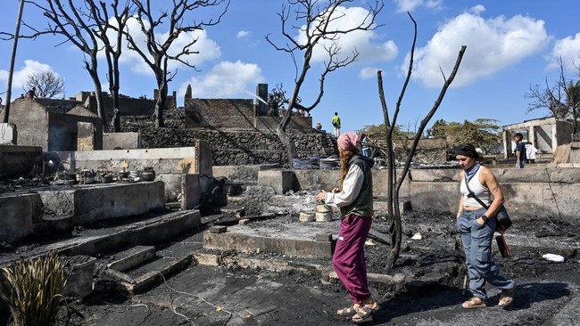 Sejumlah wisatawan asing melihat suasana pascakebakaran di Desa Adat Sade, Rembitan, Kecamatan Pujut, Praya, Lombok Tengah, NTB, Minggu (23/8/2026). Kebakaran yang terjadi sekitar pukul 20.00 Wita Minggu (22/8) menghanguskan 120 bangunan di Desa Adat