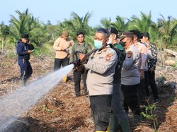23 Hotspot Terdeteksi di Inhil, Polri-TNI dan MPA Lakukan Pemadaman