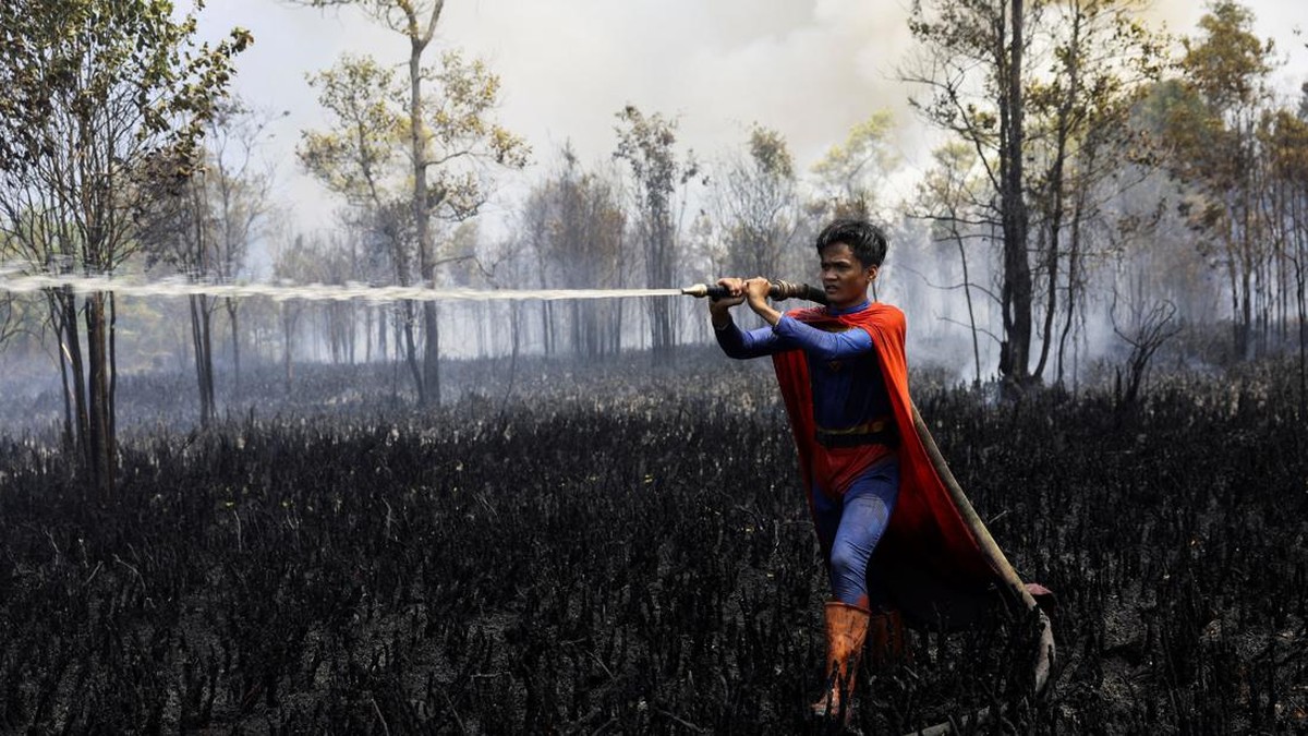 'Superman' Turun Gunung Padamkan Api Kebakaran Hutan di Kalimantan