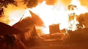 Rumah-rumah Adat Sade di NTB Hangus Dilahap Si Jago Merah