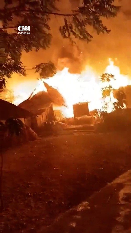 Rumah-rumah Adat Sade di NTB Hangus Dilahap Si Jago Merah