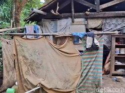 Miris Kusmono Sekeluarga Tinggal di Rumah Beralas Terpal, Pintu dari Kain