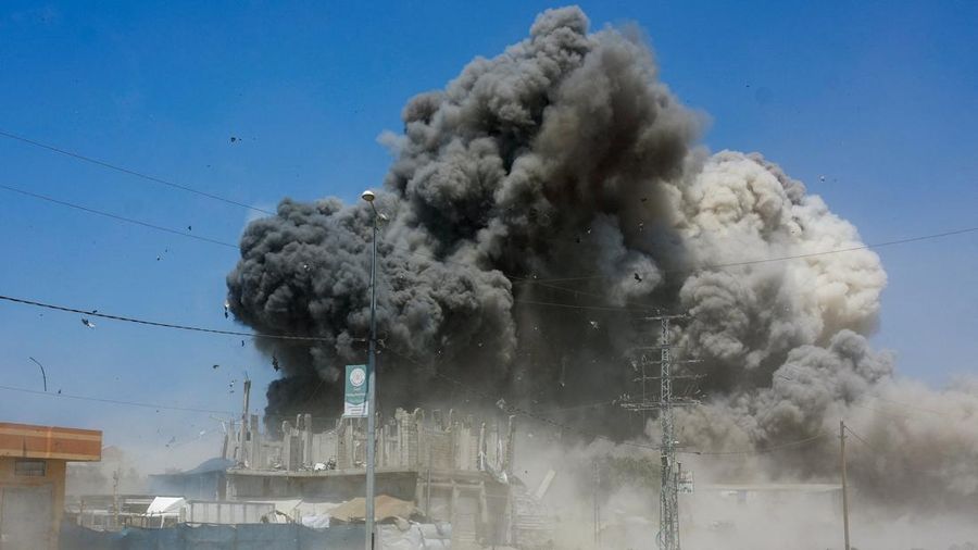 Serangan Israel di Al-Zawayda, Jalur Gaza bagian tengah, Minggu (23/8/2026). (REUTERS/Mahmoud Issa)
