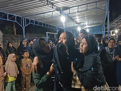 Isak Tangis Sambut Jenazah Dude ABG Pendaki Gunung Sumbing di Rumah Duka