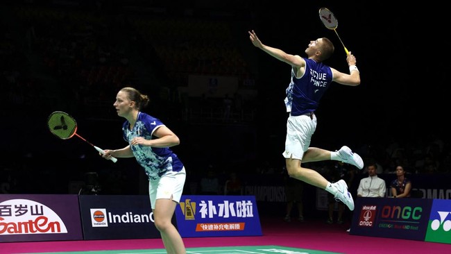 Badminton - BWF World Championships - Indira Gandhi Indoor Stadium, New Delhi, India - August 23, 2026 France's Thom Gicquel and Delphine Delrue in action during their mixed doubles final against China's Feng Yan Zhe and Huang Dong Ping REUTERS/Bhawi