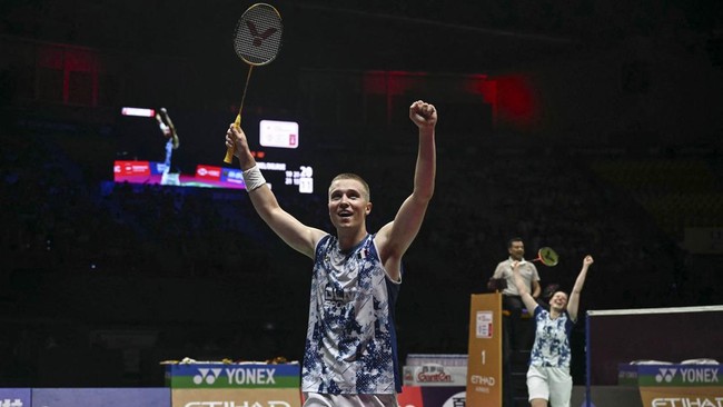 France's Thom Gicquel (L) and Delphine Delrue (R) celebrate their victory against China's Jiang Zhen Bang and Wei Ya Xin during the BWF World Championships mixed doubles semi-final badminton match at the Indira Gandhi Indoor Stadium in New Delhi on A