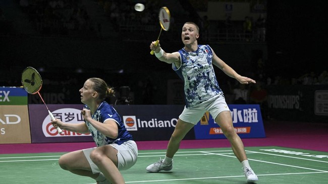 France's Thom Gicquel (R) and Delphine Delrue (L) hit a return to China's Jiang Zhen Bang and Wei Ya Xin during the BWF World Championships mixed doubles semi-final badminton match at the Indira Gandhi Indoor Stadium in New Delhi on August 22, 2026.
