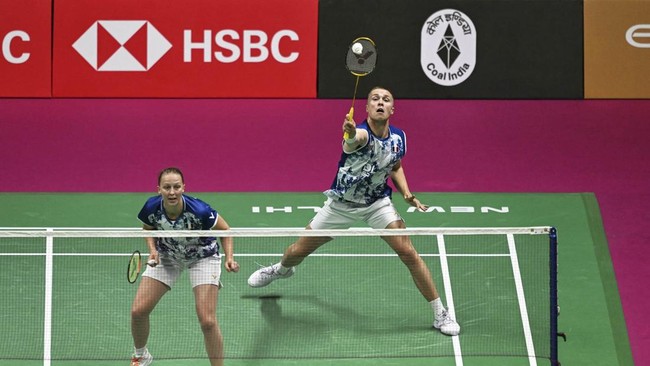 France's Thom Gicquel (R) and Delphine Delrue (L) hit a return to China's Jiang Zhen Bang and Wei Ya Xin during the BWF World Championships mixed doubles semi-final badminton match at the Indira Gandhi Indoor Stadium in New Delhi on August 22, 2026.