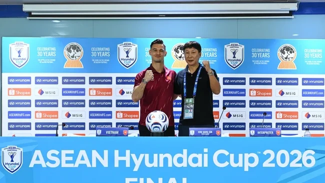 Patrik Le Giang (kiri) dan Kim Sang Sik dalam konferensi pers final Piala AFF 2026.
