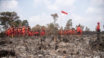 Personel Manggala Agni Daops Sumatera XIV-Banyuasin, Daops Sumatera XII-Muara Tebo, Daops Sumatera XIII-Sarolangon mengikuti upacara HUT Kemerdekaan ke-81 Republik Indonesia di lokasi Kebakaran Hutan dan Lahan (Karhutla) di Desa Sungai Rambutan, Keca
