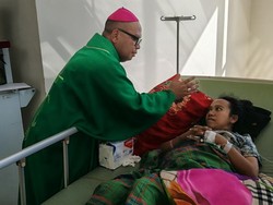 Kala Uskup Labuan Bajo Misa Minggu Bersama Korban Gempa di RSUD Komodo